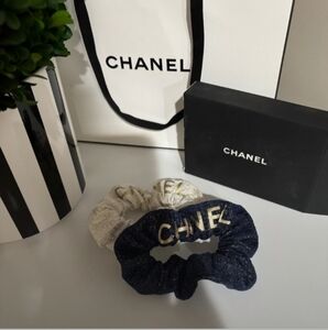 2PC- CHANEL Logo Hair Scrunchies Set (Blue & Cream 💙🤍)